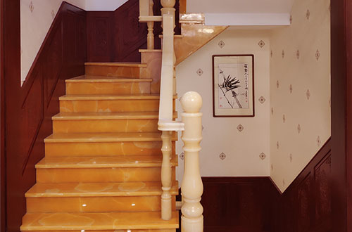 金湖中式别墅室内汉白玉石楼梯的定制安装装饰效果